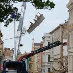 An dem eingestürzten Haus in Görlitz werden Trümmerteile mit einem Kran geborgen. Foto: Sebastian Willnow/dpa