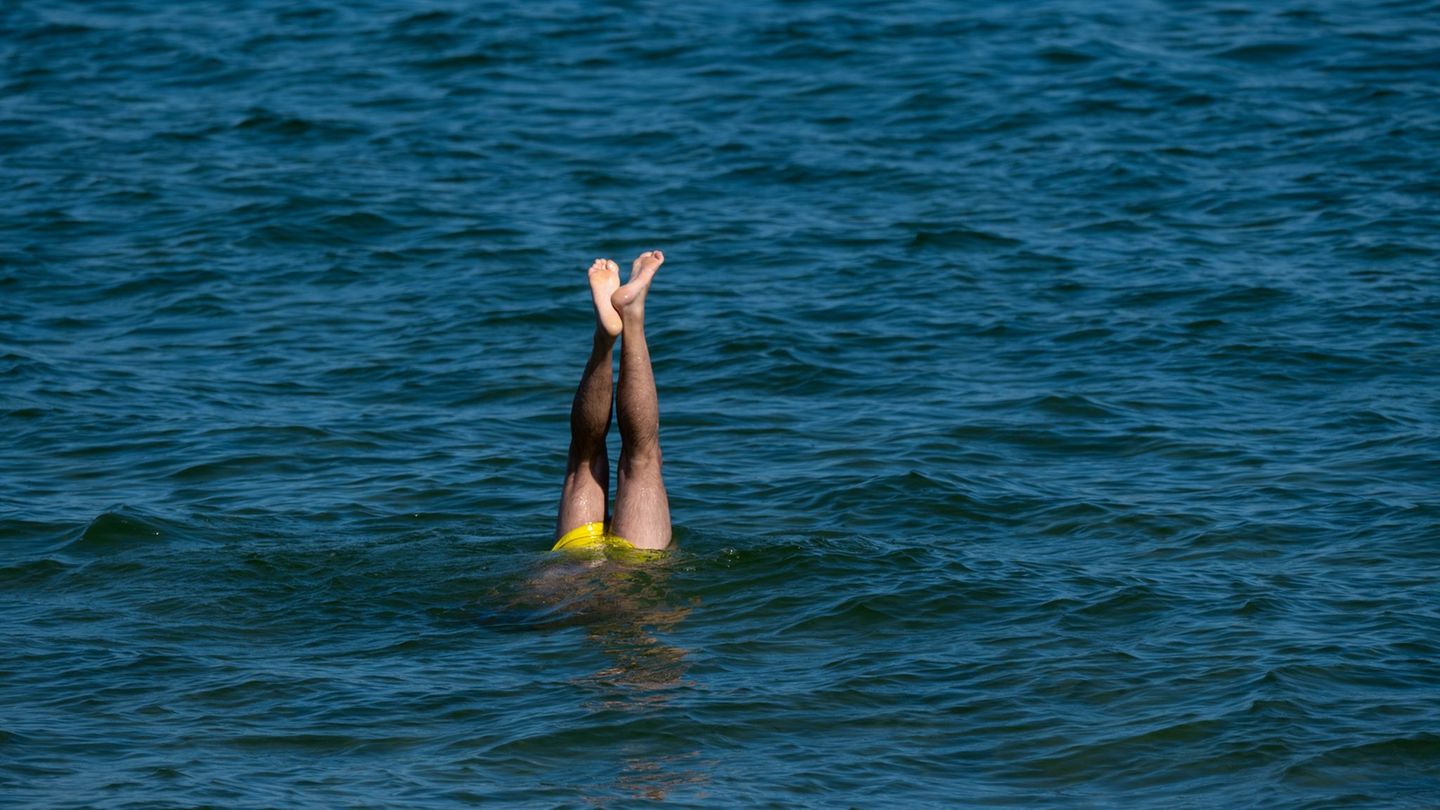 Bei 444 Badestellen ist das Wasser laut dem Gesundheitsministerium von ausgezeichneter Qualität. (Symbolbild) Foto: Stefan Sauer