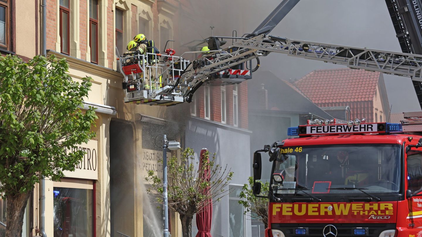 Die Feuerwehr war mehrere Stunden im Einsatz. Foto: Matthias Bein/dpa