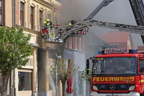 Die Feuerwehr war mehrere Stunden im Einsatz. Foto: Matthias Bein/dpa