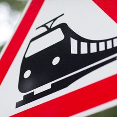 An einem Bahnübergang in Delmenhorst ist ein tödlicher Unfall passiert. (Archivbild) Foto: Friso Gentsch/dpa