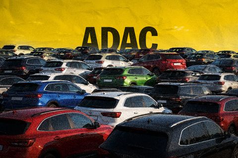 Ein Halde mit Automassen, dahinter auf gelbem Grund das ADAC-Logo (Montage)