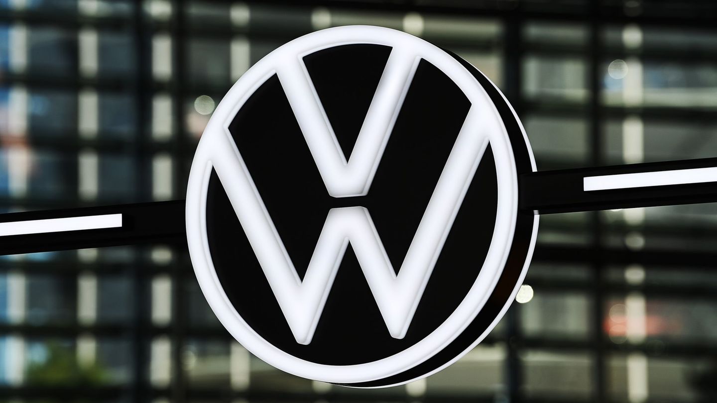 Auf der Betriebsversammlung in Wolfsburg sprach auch Konzernchef Blume zur Belegschaft. (Symbolbild) Foto: Swen Pförtner/dpa
