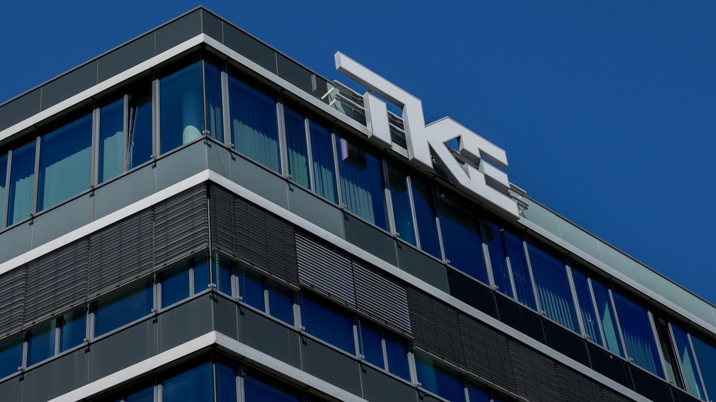 Vor der Konzernzentrale des Aufzugsherstellers TKE in Düsseldorf haben am Mittwoch Beschäftigte gegen die geplante Fusion mit de