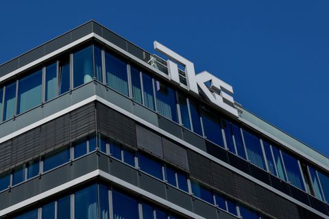 Vor der Konzernzentrale des Aufzugsherstellers TKE in Düsseldorf haben am Mittwoch Beschäftigte gegen die geplante Fusion mit de