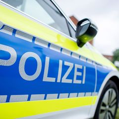 Die Polizei ermittelt, was den Unfall ausgelöst hat. (Symbolbild) Foto: Hauke-Christian Dittrich/dpa