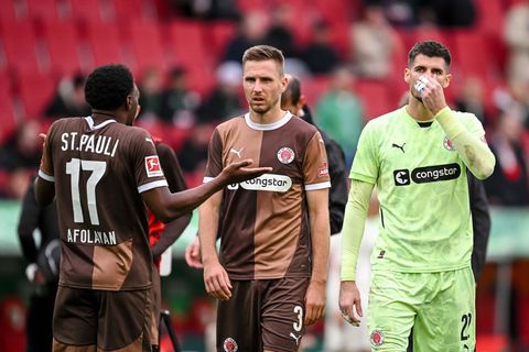 St. Paulis Karol Mets (M) und Torwart Nikola Vasilj (r) verlassen den Club im Sommer. (Archivbild) Foto: Harry Langer/dpa