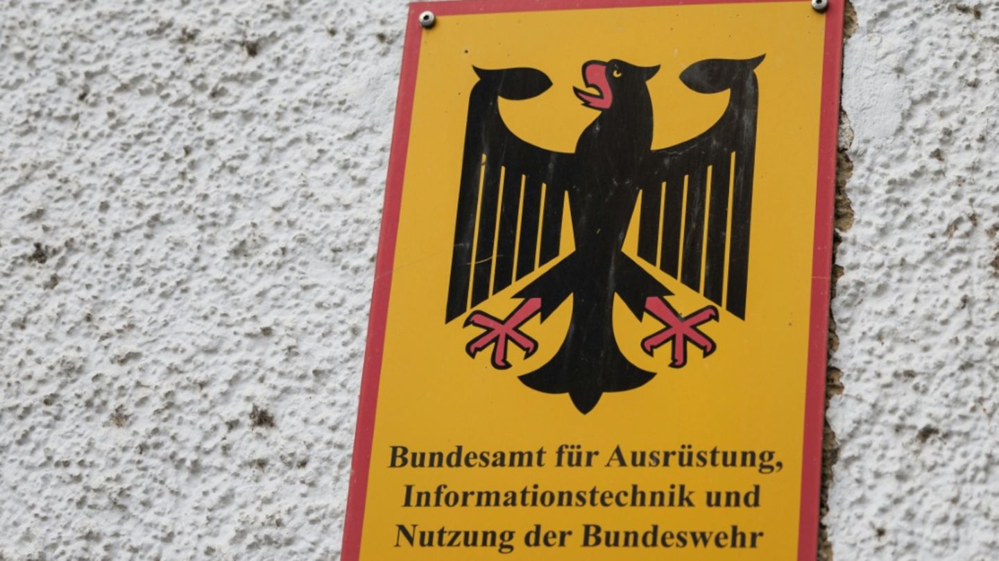 Schild an Hauptstelle des Beschaffungsamts in Koblenz
