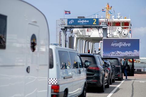 Urlauber fahren auf eine Fähre nach Norderney Foto: Hauke-Christian Dittrich/dpa