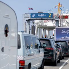 Urlauber fahren auf eine Fähre nach Norderney Foto: Hauke-Christian Dittrich/dpa