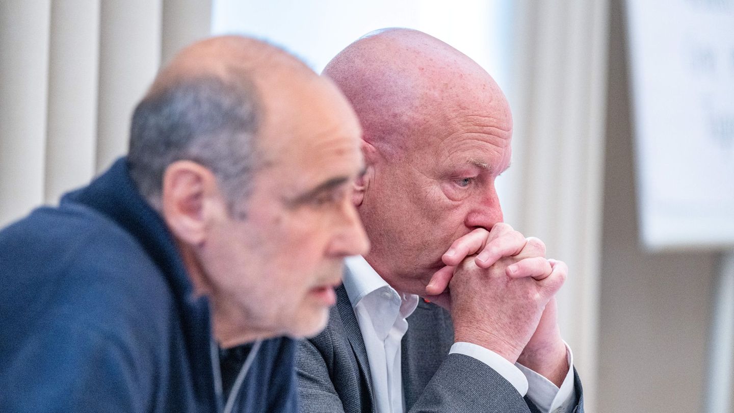 Joachim Wolbergs (r), ehemaliger Oberbürgermeister von Regensburg, und sein Verteidiger Peter Witting gehen gegen das Urteil vor