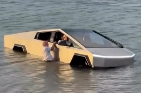 Tesla Cybertruck im Wasser