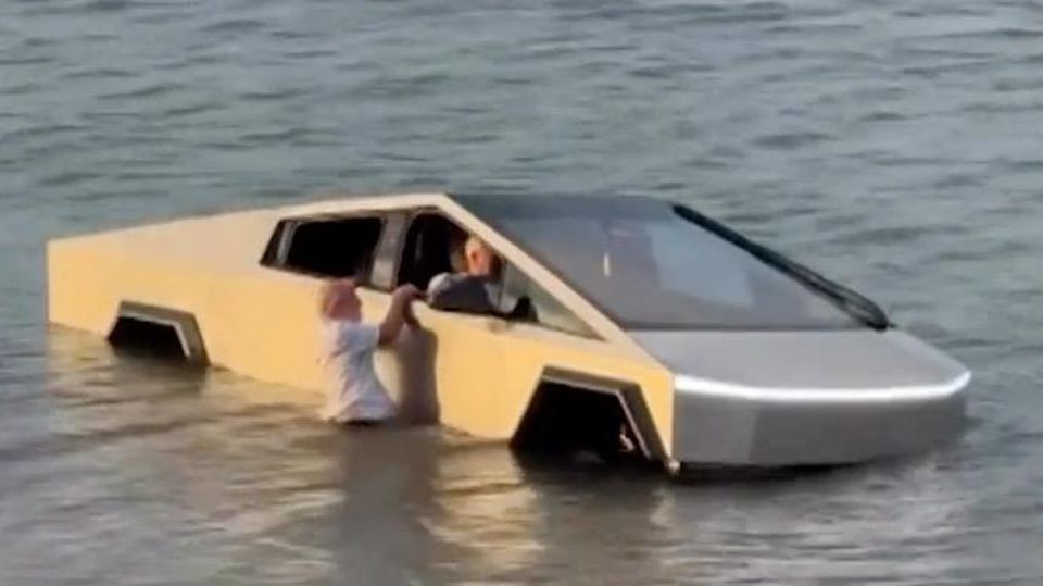 Tesla Cybertruck im Wasser