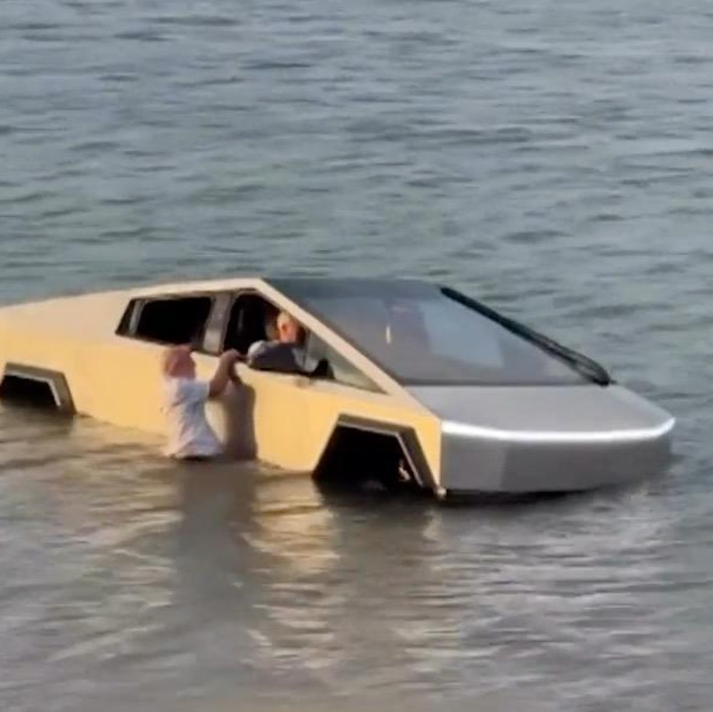 Tesla Cybertruck im Wasser