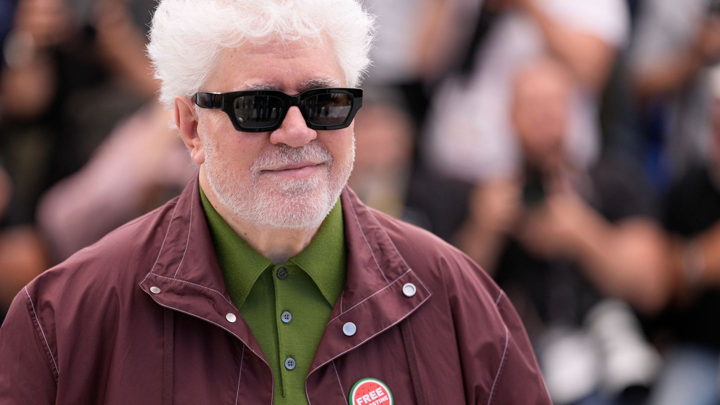 Pedro Almodóvar zeigt in Cannes seinen neuen Film "Bitter Christmas". Foto: John Locher/Invision/AP/dpa