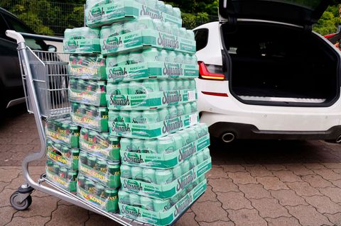 Der pfandfreie Doseneinkauf im Grenzhandel beschäftigt nun auch das Verwaltungsgericht in Schleswig. Foto: Frank Molter/dpa