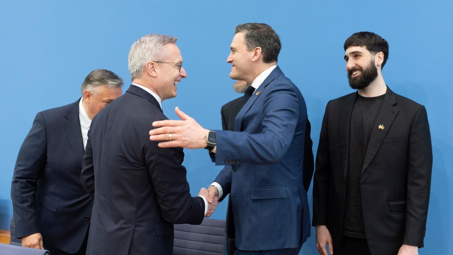 In der Bundespressekonferenz freut sich Digitalminister Wildberger (oben, 2. v. l.) mit den Beteiligten des Deals