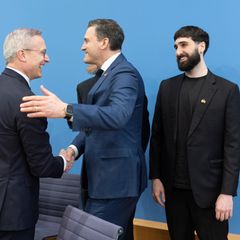In der Bundespressekonferenz freut sich Digitalminister Wildberger (oben, 2. v. l.) mit den Beteiligten des Deals
