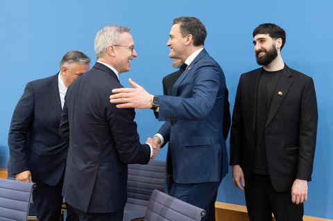 In der Bundespressekonferenz freut sich Digitalminister Wildberger (oben, 2. v. l.) mit den Beteiligten des Deals
