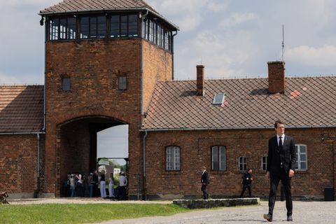 Drei Stunden Zeit nahm sich Wüst für den Rundgang durch das Vernichtungslager. Foto: Rolf Vennenbernd/dpa