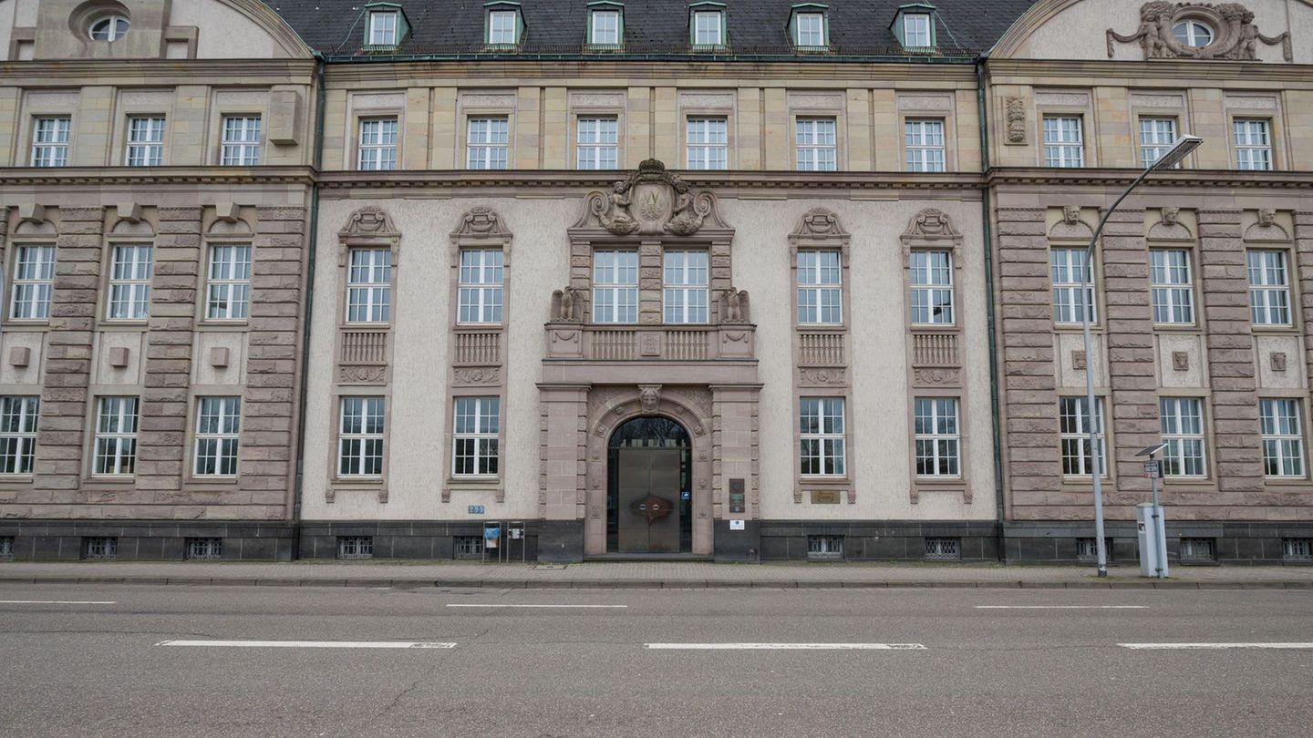 Eine Frau steht wegen Mordes zur Befriedigung des Geschlechtstriebs vor Gericht (Symbolbild) Foto: Oliver Dietze/dpa