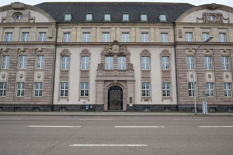 Eine Frau steht wegen Mordes zur Befriedigung des Geschlechtstriebs vor Gericht (Symbolbild) Foto: Oliver Dietze/dpa