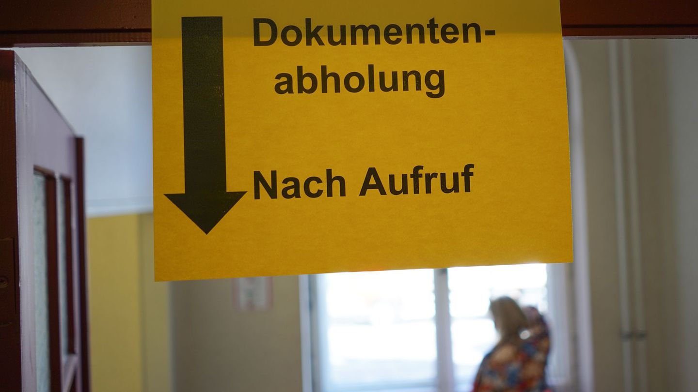 Die Digitalisierung wirkt für viele ältere Menschen bedrohlich - deshalb wünschen sie sich, dass Dienstleistungen immer auch ana
