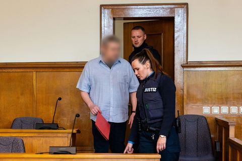 Der 42-Jährige Angeklagte im Landgericht Saarbrücken. Er soll im November einen Gerichtsvollzieher getötet haben