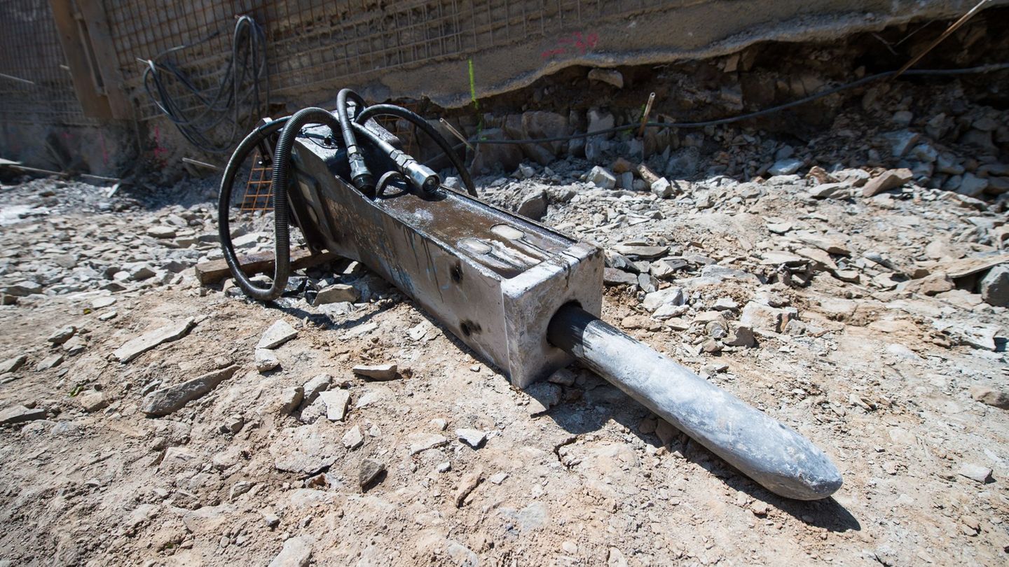 Die Koalition aus CDU, BSW und SPD will keine neuen Straßenausbaubeiträge einführen. (Symbolbild) Foto: Arne Immanuel Bänsch/dpa