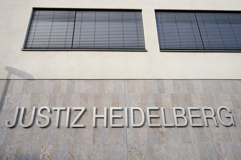 An einer Hausfassade steht der Schriftzug Justiz Heidelberg