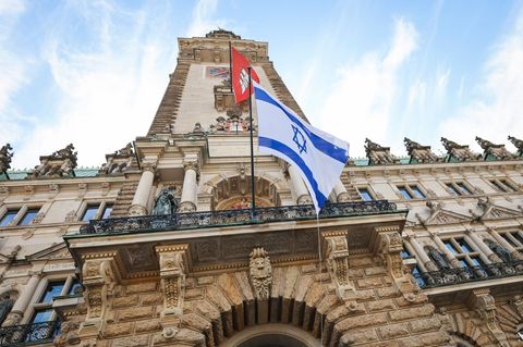 Das Hissen der israelischen Flagge am Rathaus soll ein Zeichen gegen einen antisemitischen Vorfall setzen. Foto: Christian Chari