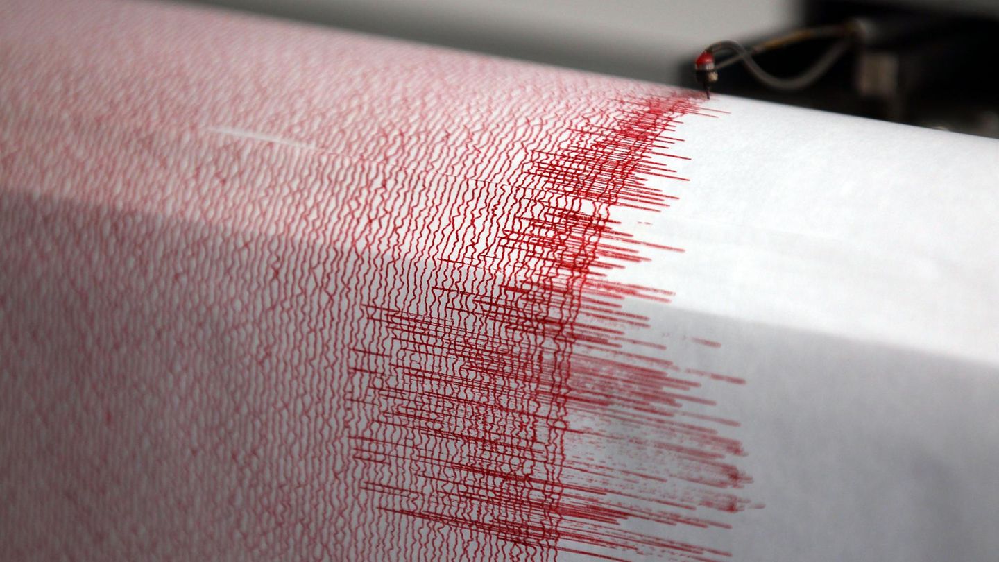Der Seismograph einer Erdbebenwarte verzeichnet Ausschläge (Symbolfoto)