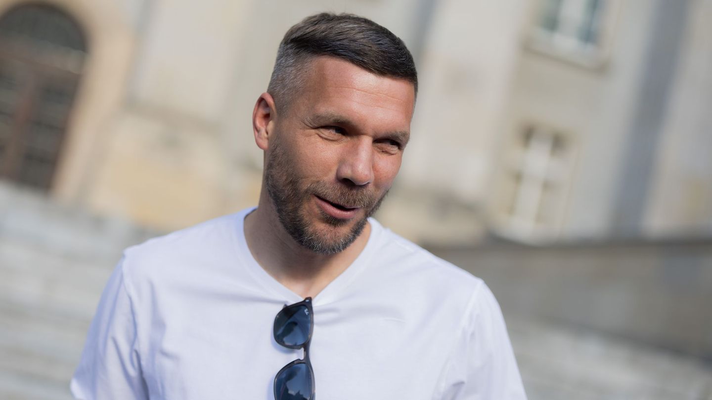 Der ehemalige Fußball-Nationalspieler Lukas Podolski kann den Verein Gornik Zabrze übernommen. (Foto aktuell) Foto: Rolf Vennenb