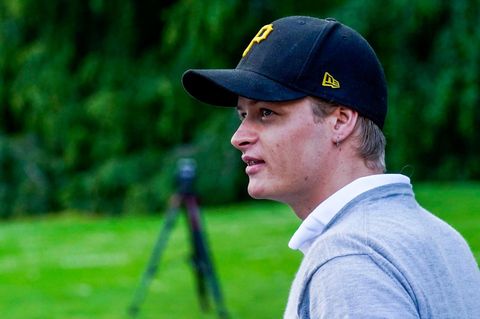Marius Borg Hoiby trägt eine Mütze und schaut an der Kamera vorbei