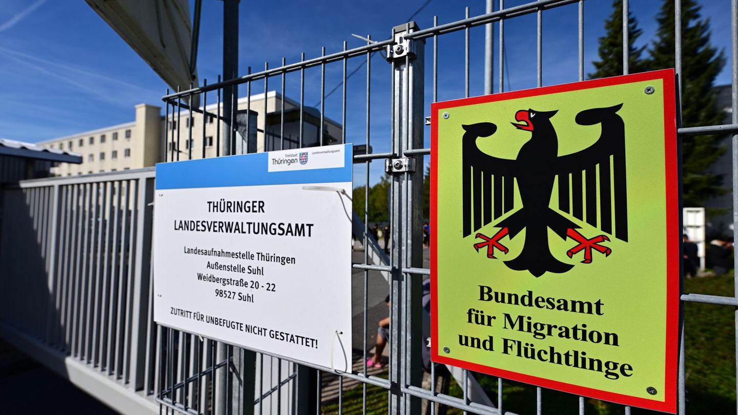 Die Erstaufnahmeeinrichtung in Suhl soll leer gezogen werden. (Archivbild) Foto: Martin Schutt/dpa