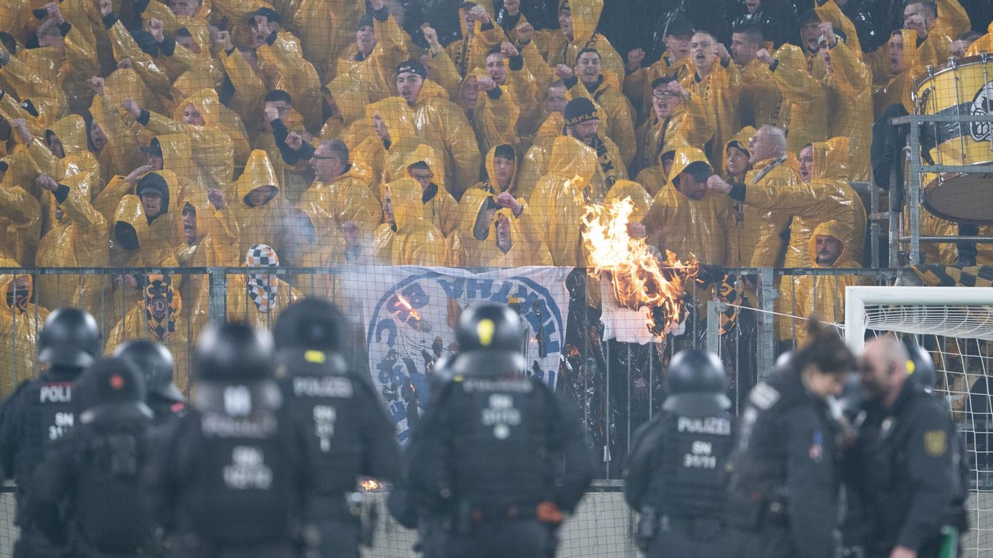 Das Spiel Dresden gegen Hertha BSC im April wurde von Ausschreitungen überschattet. (Archivbild) Foto: Sebastian Kahnert/dpa