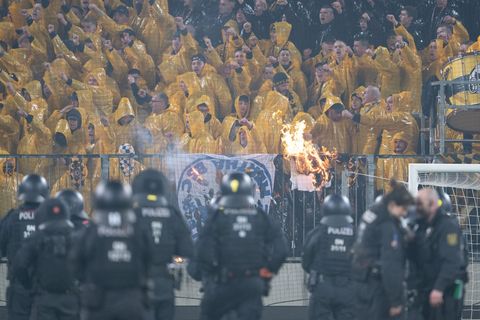Das Spiel Dresden gegen Hertha BSC im April wurde von Ausschreitungen überschattet. (Archivbild) Foto: Sebastian Kahnert/dpa