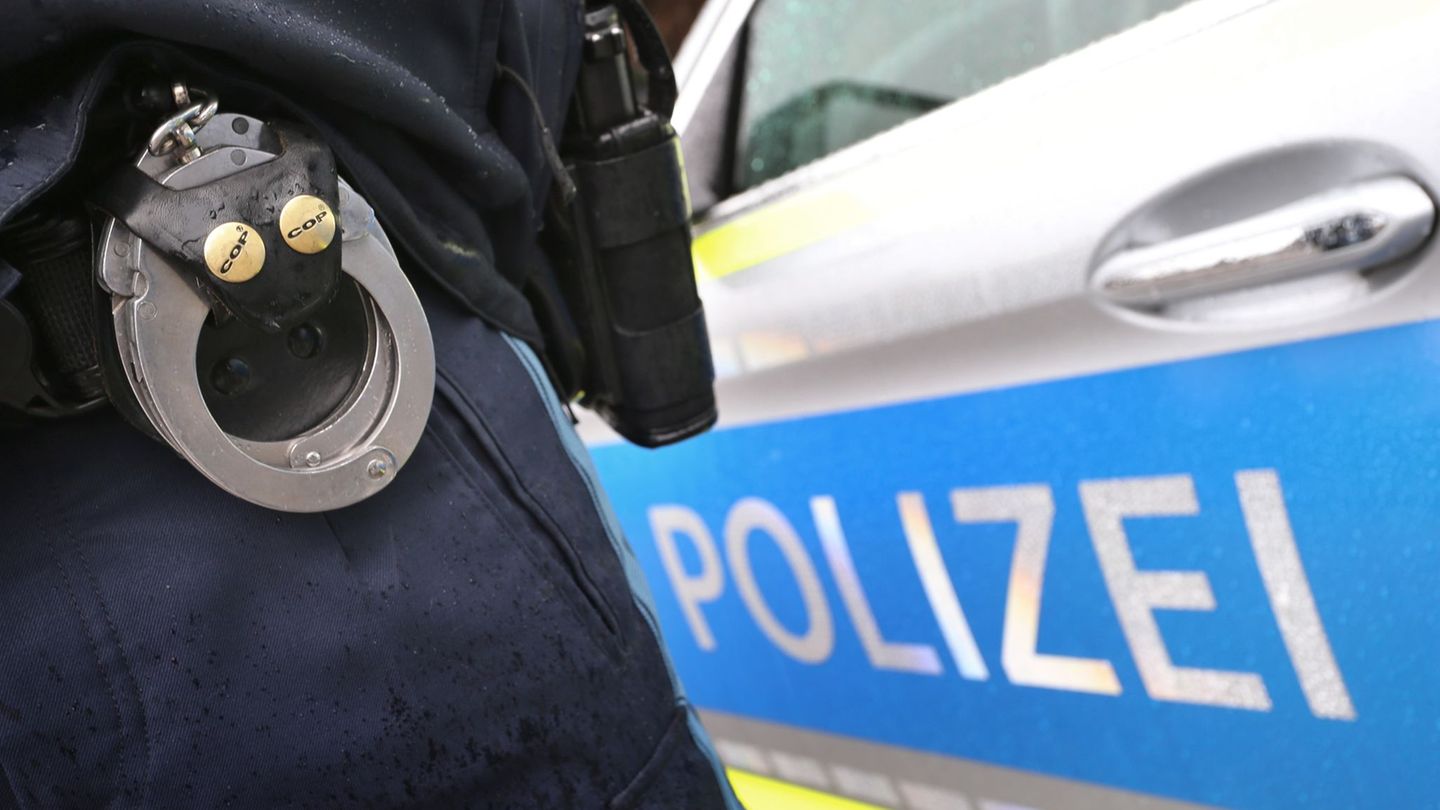 In Murnau wurde eine Großfahndung nach einem bewaffneten Raubüberfall eingeleitet. (Symbolbild) Foto: Karl-Josef Hildenbrand/dpa