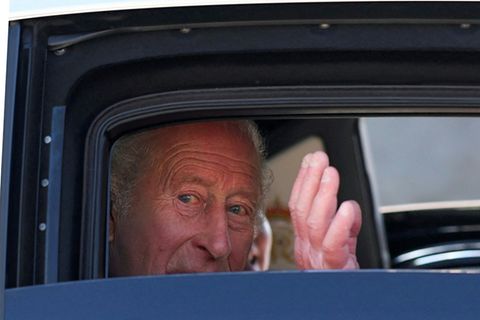 König Charles III. winkt aus einem Auto