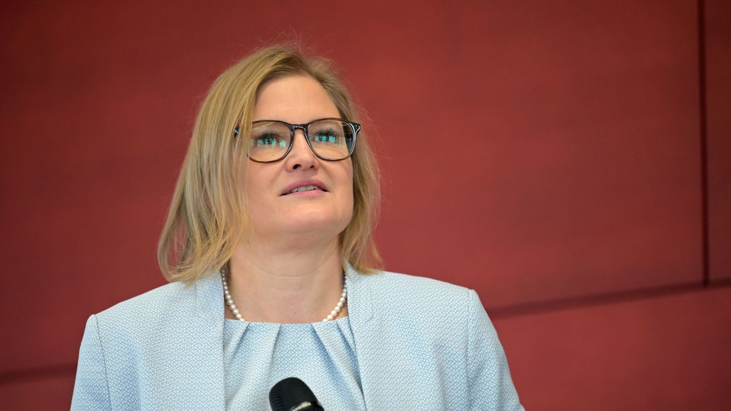 Katrin Ebner-Steiner wurde als Fraktionsvorsitzende der AfD im bayerischen Landtag bestätigt, muss sich das Amt aber künftig tei