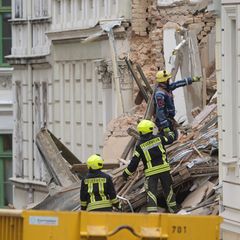 Viele Trümmerteile mussten per Hand weggeräumt werden, um nach möglichen Opfern suchen zu können. Foto: Sebastian Willnow/dpa