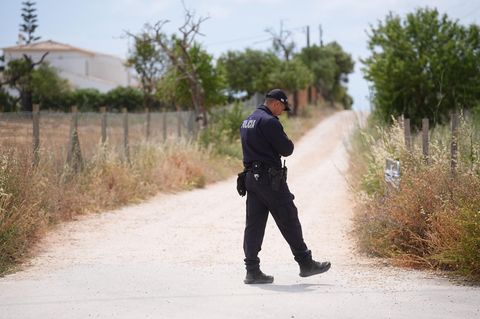 Ein Beamter der Polizei von Portugal patrouilliert auf einer staubigen Straße