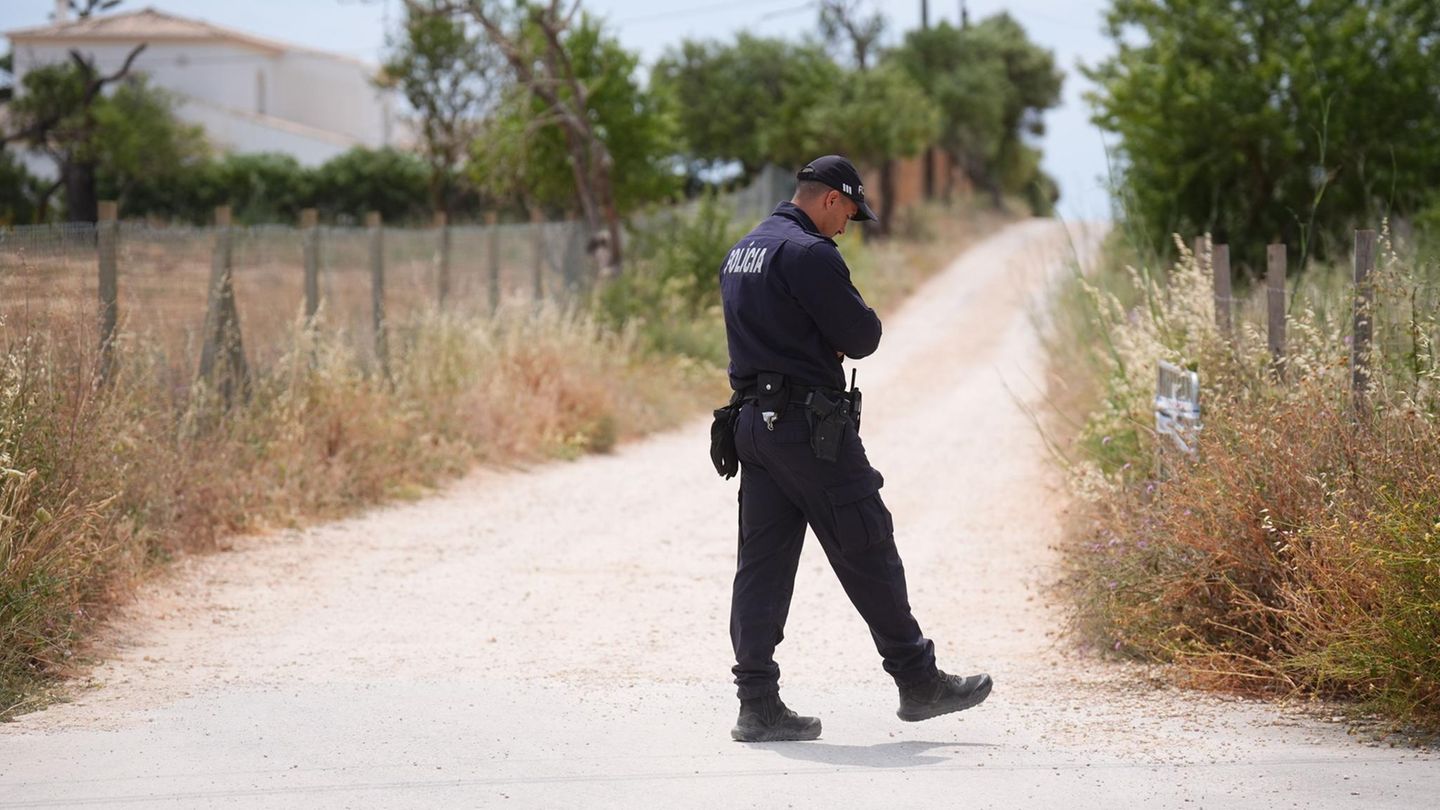 Ein Beamter der Polizei von Portugal patrouilliert auf einer staubigen Straße