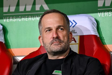 Manuel Baum wird den FC Augsburg auch künftig als Trainer betreuen. (Archivbild) Foto: Harry Langer/dpa