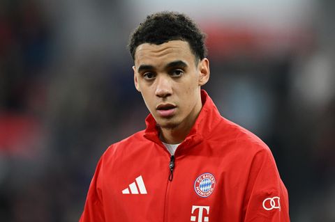 Jamal Musiala in einem roten Trainingsanzug des FC Bayern München