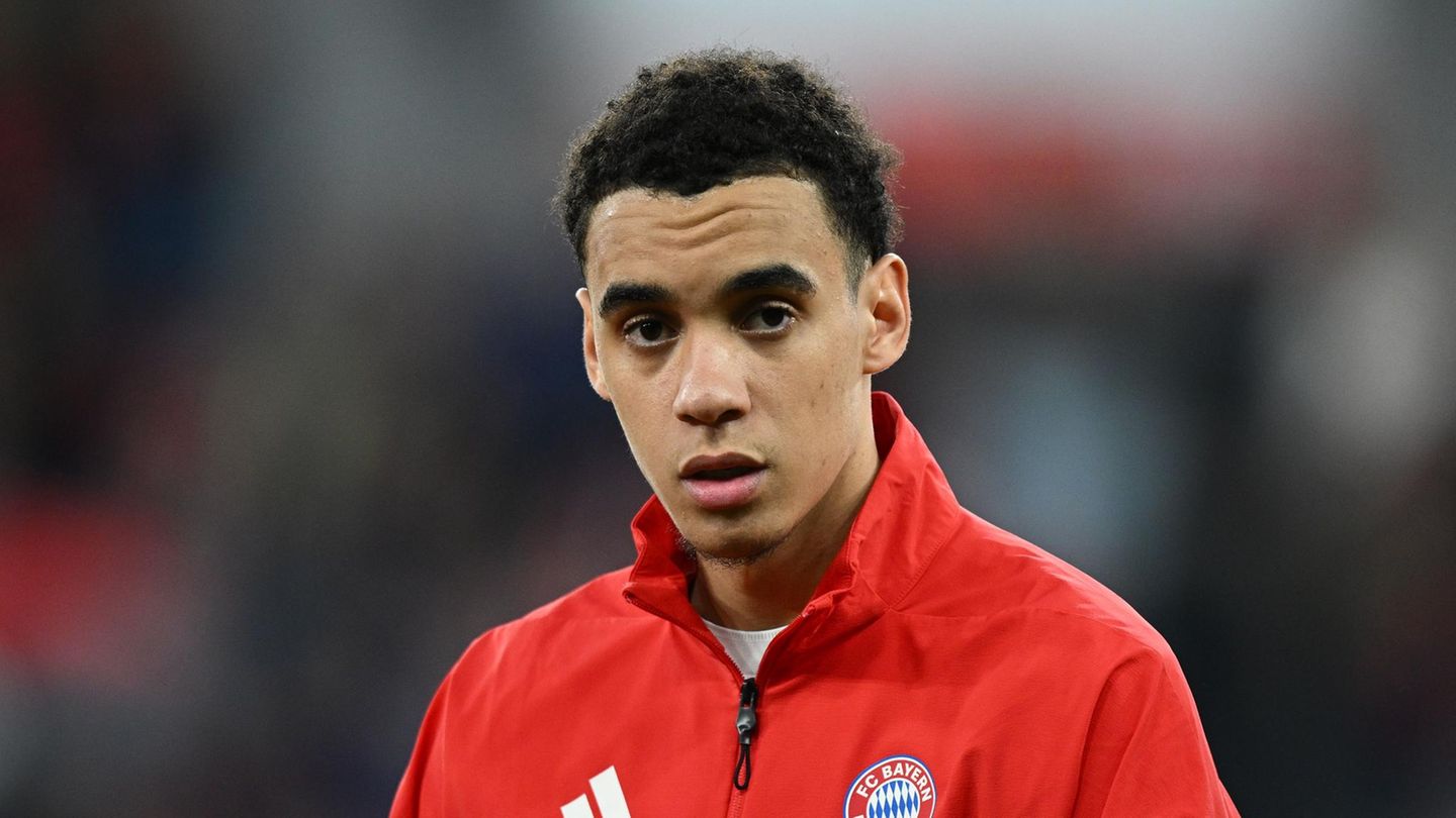 Jamal Musiala in einem roten Trainingsanzug des FC Bayern München