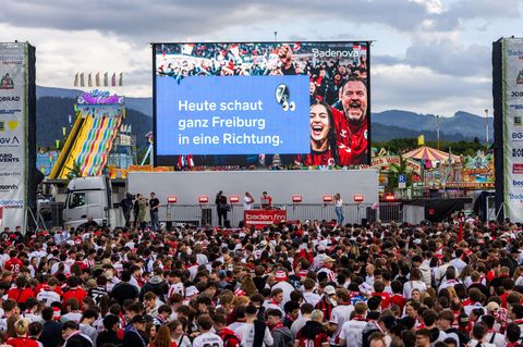 Finale auf großer Leinwand: In Freiburg verfolgen Tausende das Europa-League-Spiel ihres Clubs. Foto: Philipp von Ditfurth/dpa