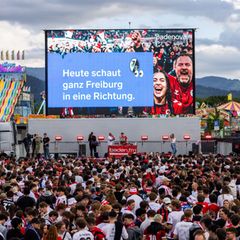Finale auf großer Leinwand: In Freiburg verfolgen Tausende das Europa-League-Spiel ihres Clubs. Foto: Philipp von Ditfurth/dpa