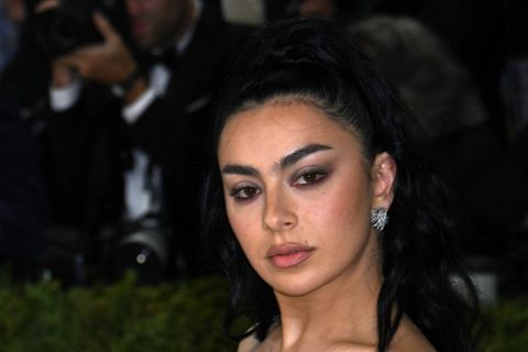 Charli xcx auf der diesjährigen Met Gala mit ihrem charakteristischen Cat-Eye-Look.