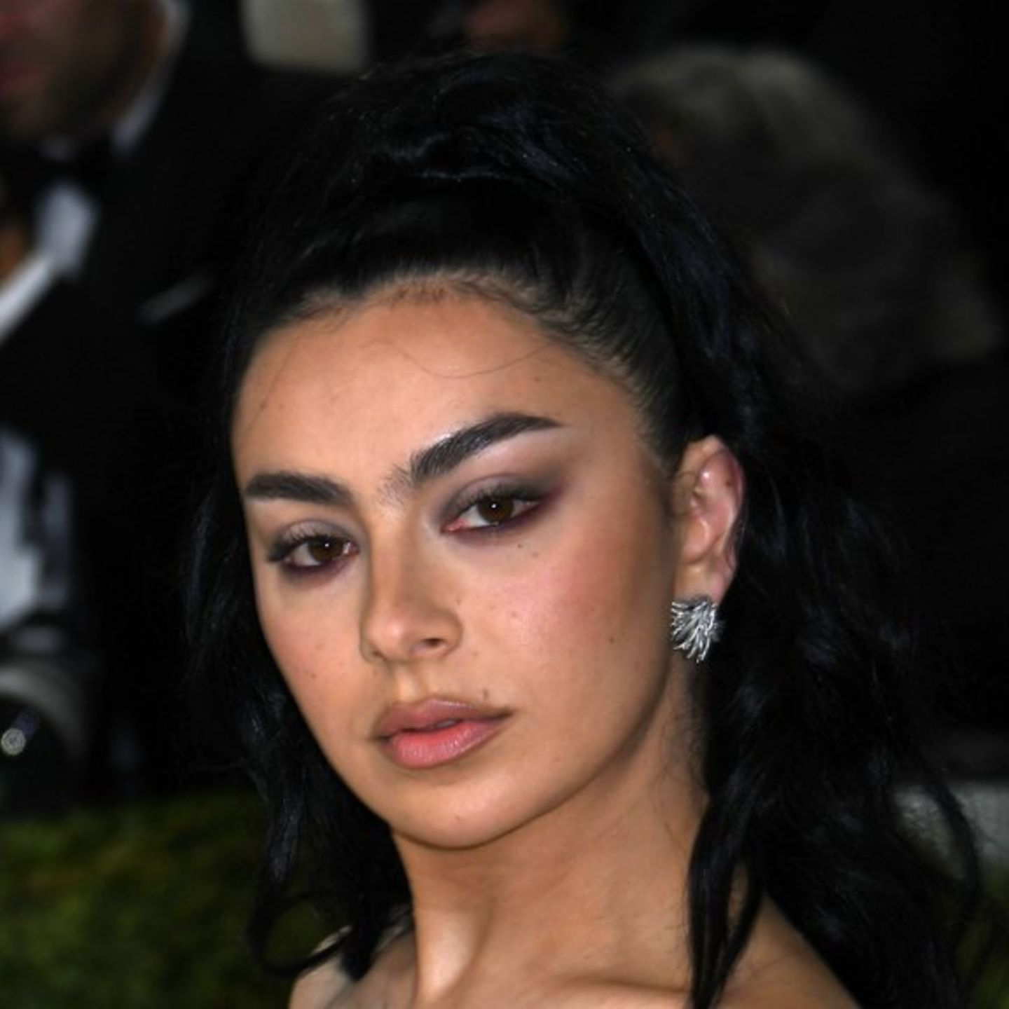 Charli xcx auf der diesjährigen Met Gala mit ihrem charakteristischen Cat-Eye-Look.